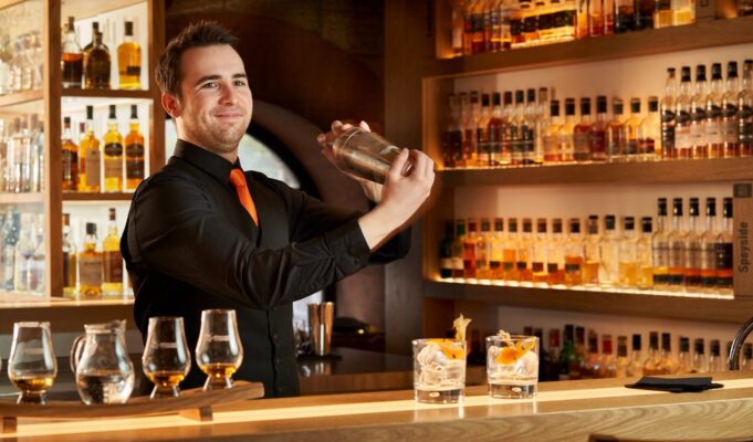 Amber Bar, Cocktail Shaking