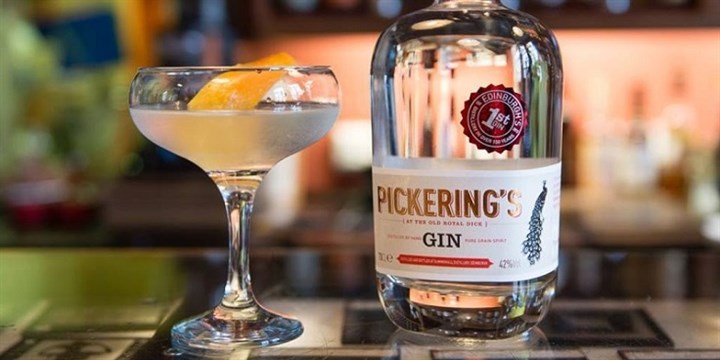 Bottle of Pickering's Gin and a Gin cocktail